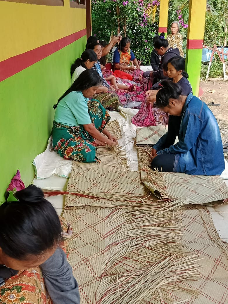 Membuat  Anyaman  Tikar